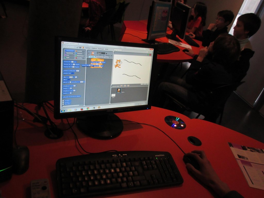 Un enfant s’initie au codage informatique  grâce au logiciel Scratch.
