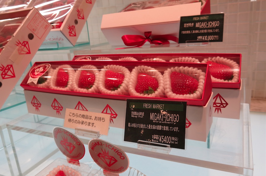 Tokyo-fraises-isetan-larevuey